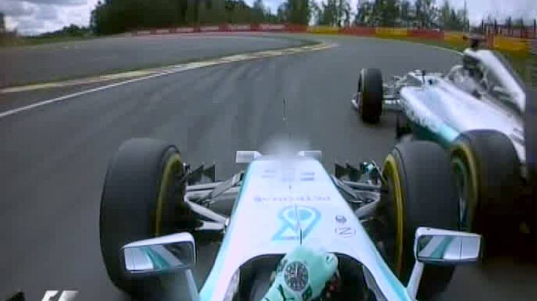 Rosberg lascia sfilare Hamilton ma commette un errore di valutazione e tocca con la sua ala anteriore la posteriore sinistra di Hamilton. IPP